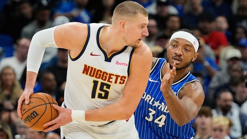 （粤港澳全运会）四川队选手王雅繁／蒋欣玗获网球女子双打冠军