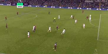 伊涅斯塔造访巴萨基地，与佩德里、费尔明、亚马尔合影